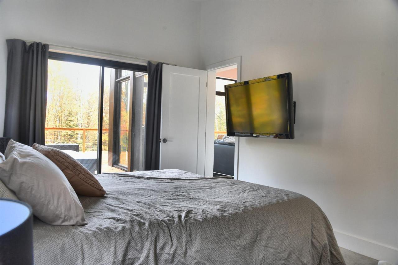 Kallm-Mont-Tremblant Chalet With Hot Tub, Pond & Beach On Private 7Acre Estate Lac-Supérieur Extérieur photo
